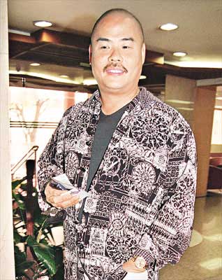 新闻聚焦--张柏芝老爸受重创入院 开车门时夹断