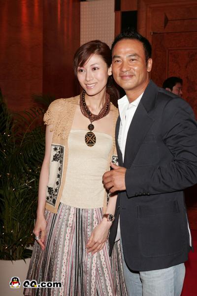 新闻聚焦--众<em>美女拼性感</em> 钟丽缇胸霸天下拥吻任